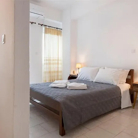 Parikia's Cute Pebble Apartment *