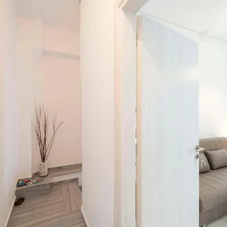 Parikia's Cute Pebble Apartment *